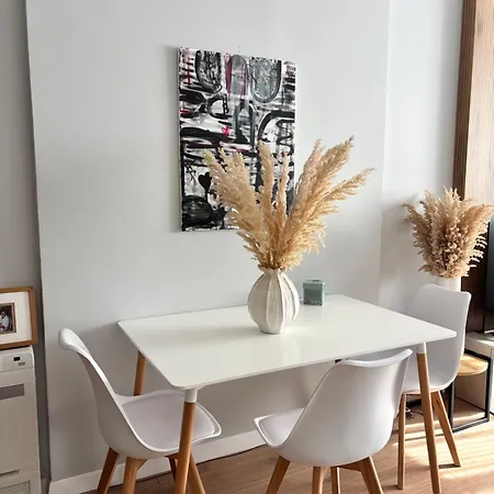 Stylish Minimal With Views-central Apartman